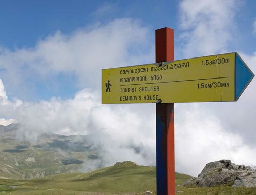 Wegweiser zur Demidovi Schutzhütte