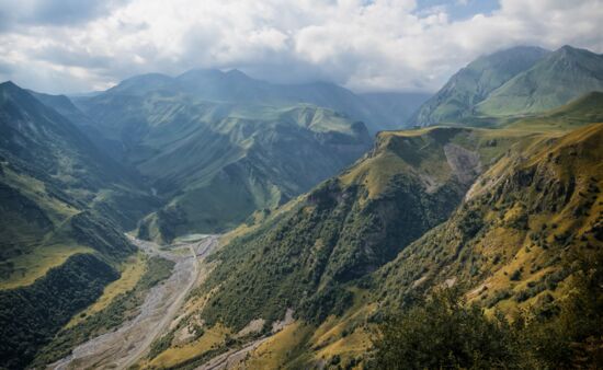 Landschaft entlang der Georgischen Heerstraße