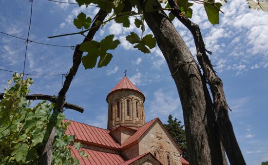 Georgische Kirche und Weinreben