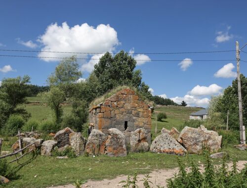 Tedschissi Christliche Kirche im Steinkreis